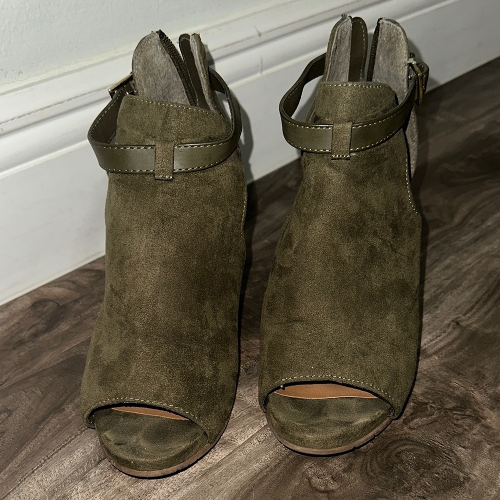 Reaction Kenneth Cole Olive Suede Heeled Boots